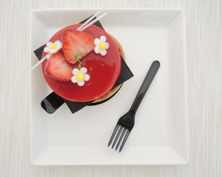 디저트 포크와 베리 타르트